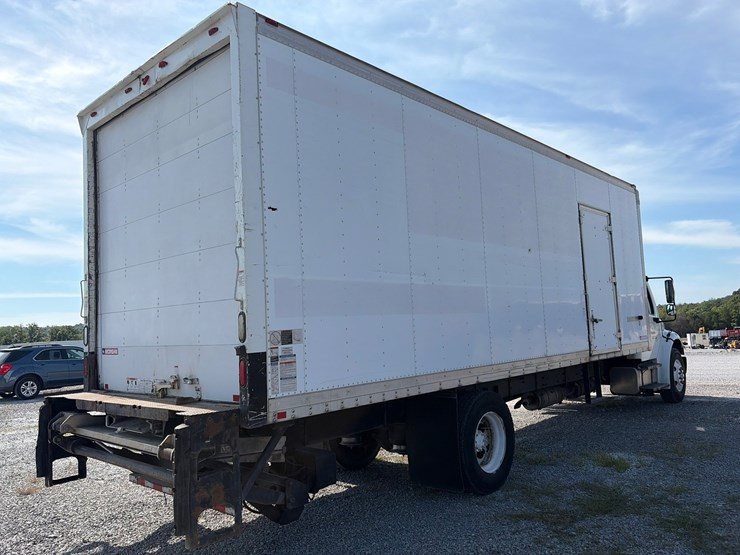 2014-freightliner-m2-106-image-7