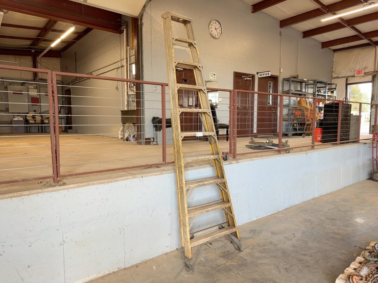 werner-10'-fiberglass-stepladder-image-1