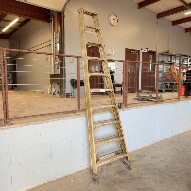 WERNER 10' FIBERGLASS STEPLADDER