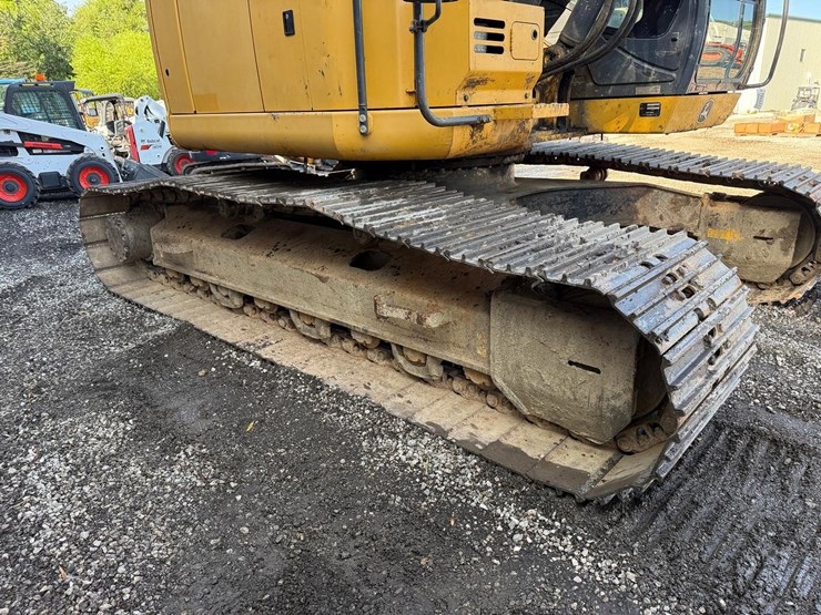 2016-deere-245g-lc-image-9