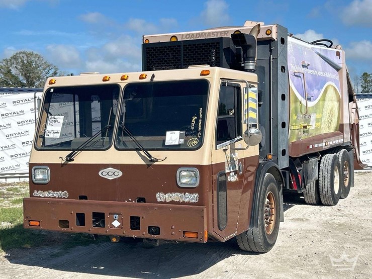 2012-crane-carrier-co.-low-entry-t/a-loadmaster-rear-loader-garbage-truck-image-1