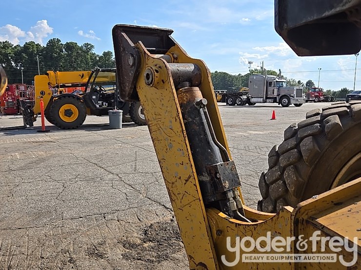 2017-caterpillar-tl1055d-image-20