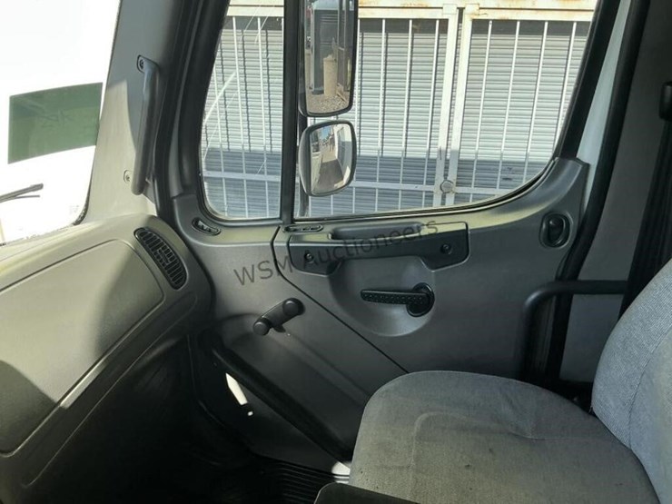 2012-freightliner-m2-106-image-31