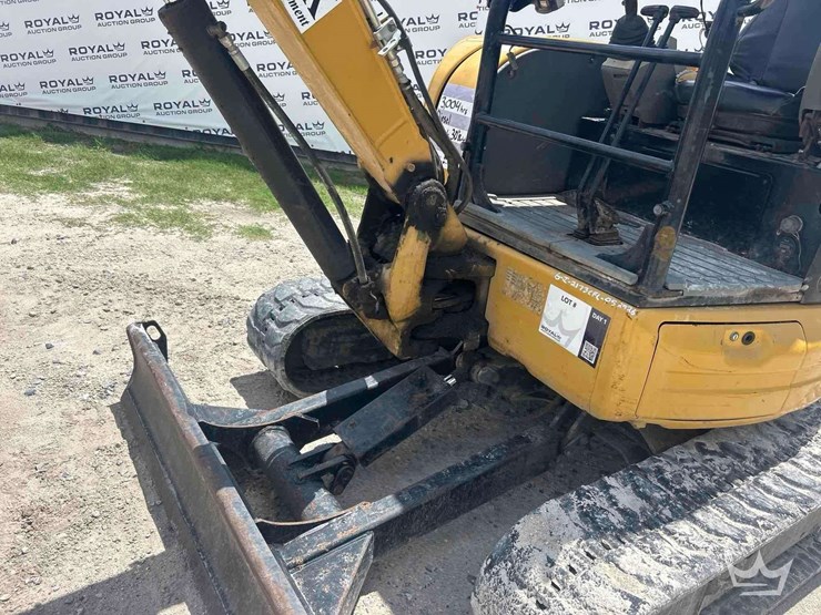 2015-caterpillar-304e2-mini-excavator-image-17