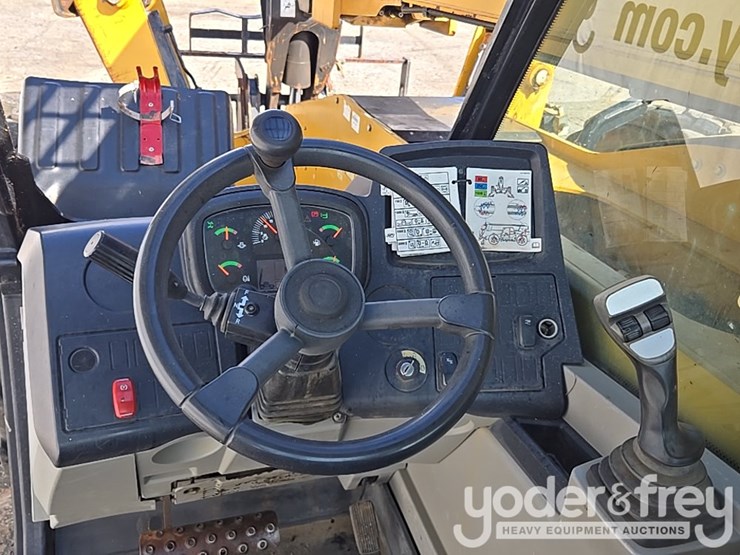 2017-caterpillar-tl1055d-image-35