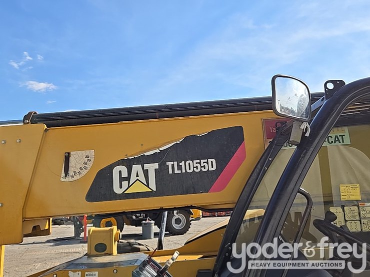 2017-caterpillar-tl1055d-image-18