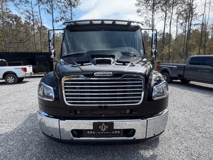 2009-freightliner-m2-106-image-6