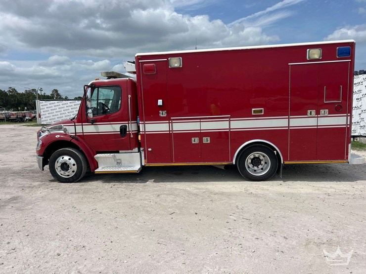 2005-freightliner-m2-106-image-42