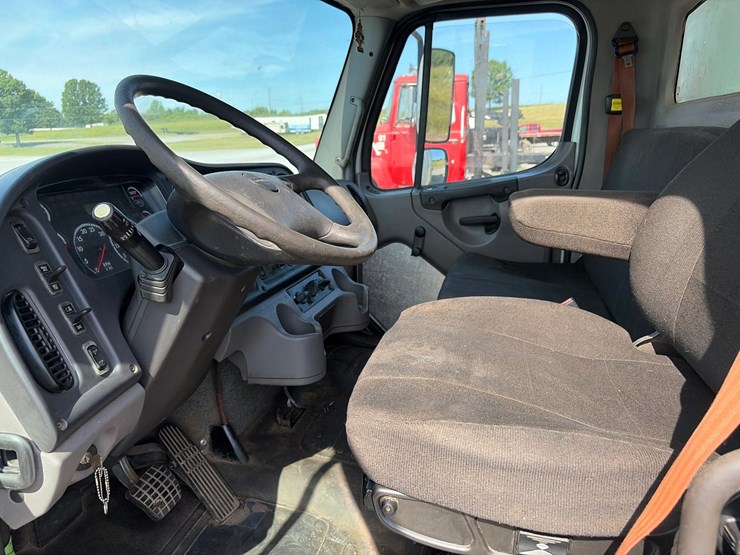 2014-freightliner-m2-106-image-14