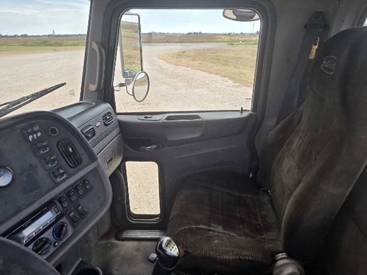 2015-peterbilt-389-image-10