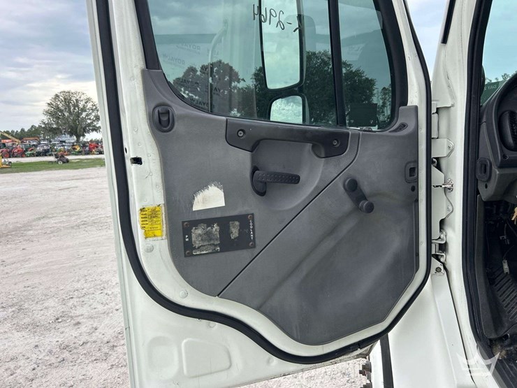2006-freightliner-m2-106-image-14