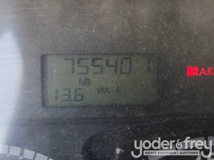2013-freightliner-m2-106-image-43