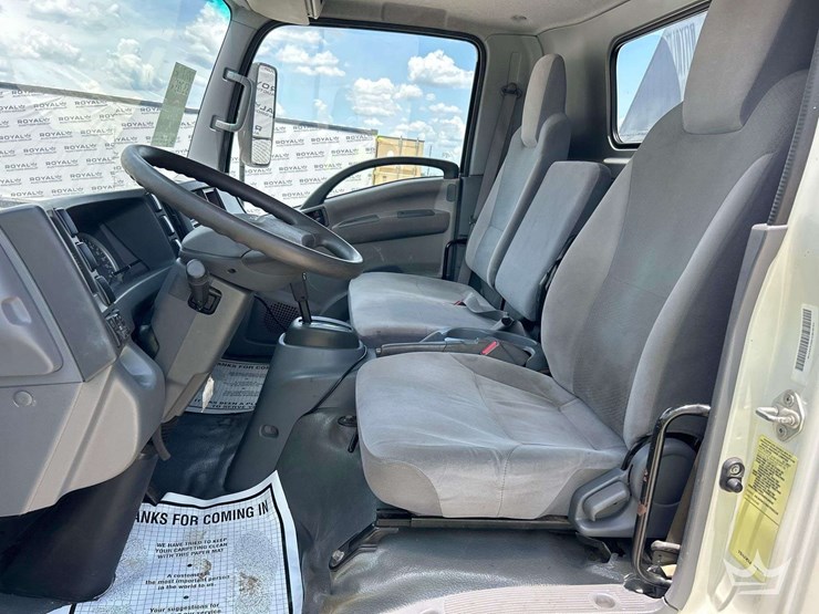 2017-isuzu-npr-image-12