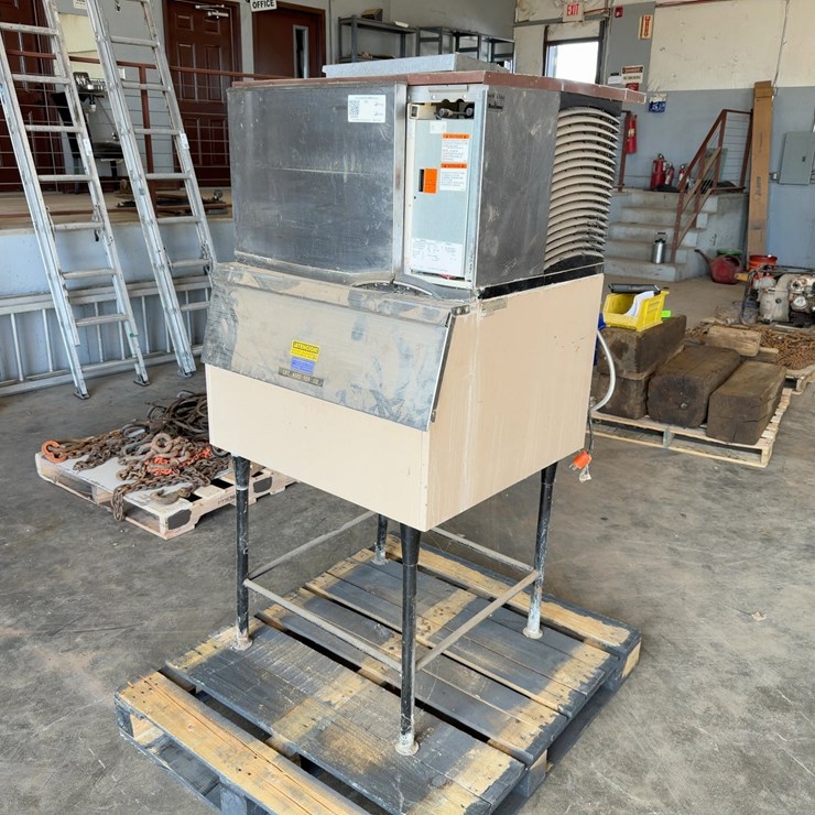 MANITOWOC ICE MAKER