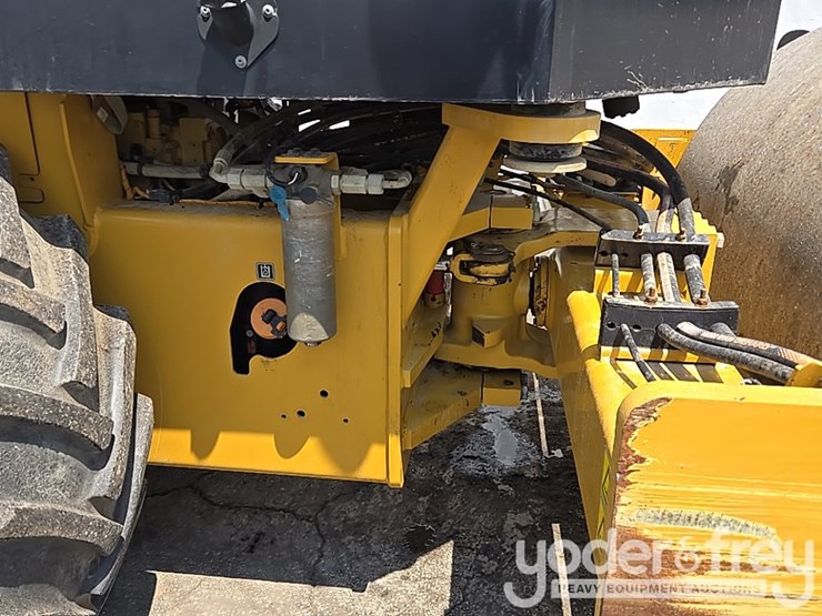 2020-caterpillar-cs56b-image-13