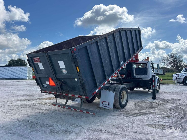2017-freightliner-m2-106-image-4