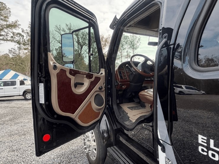 2009-freightliner-m2-106-image-32