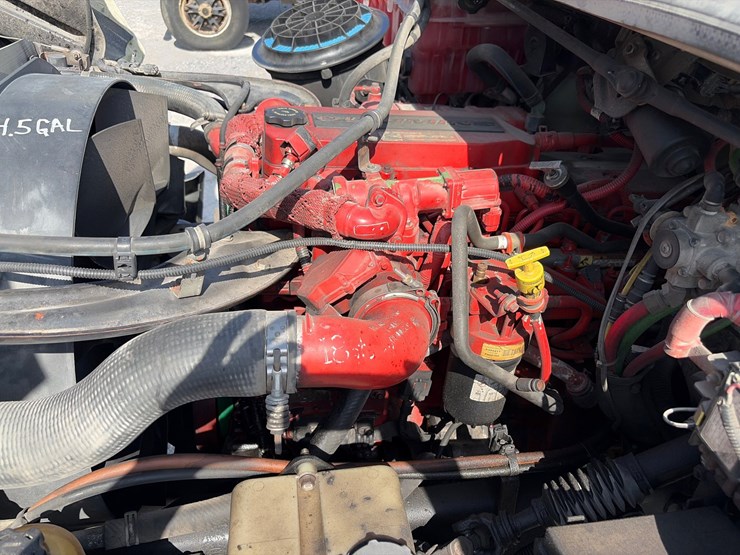 2014-freightliner-m2-106-image-12