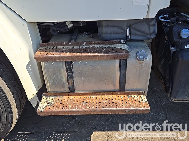 2013-freightliner-m2-106-image-26