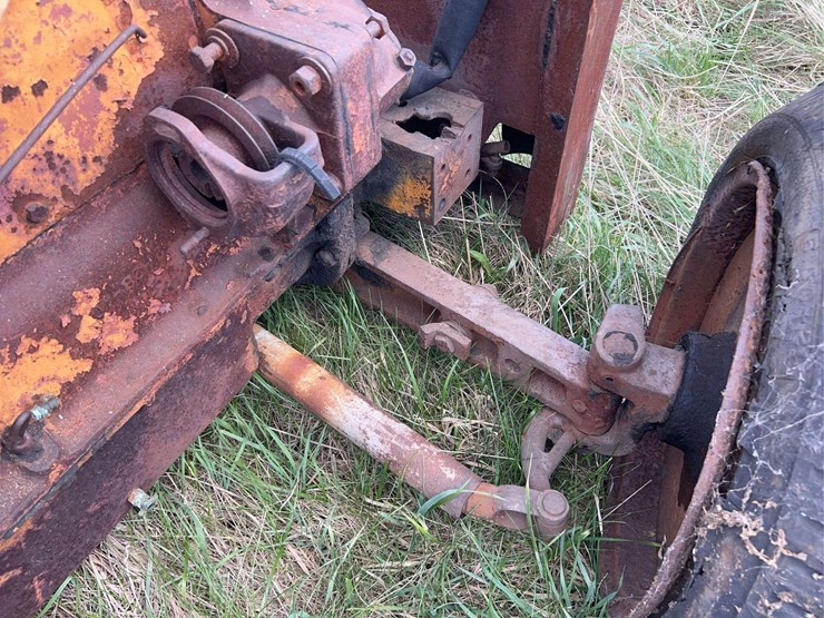 allis-chalmers-u-industrial-parts-tractor-image-14