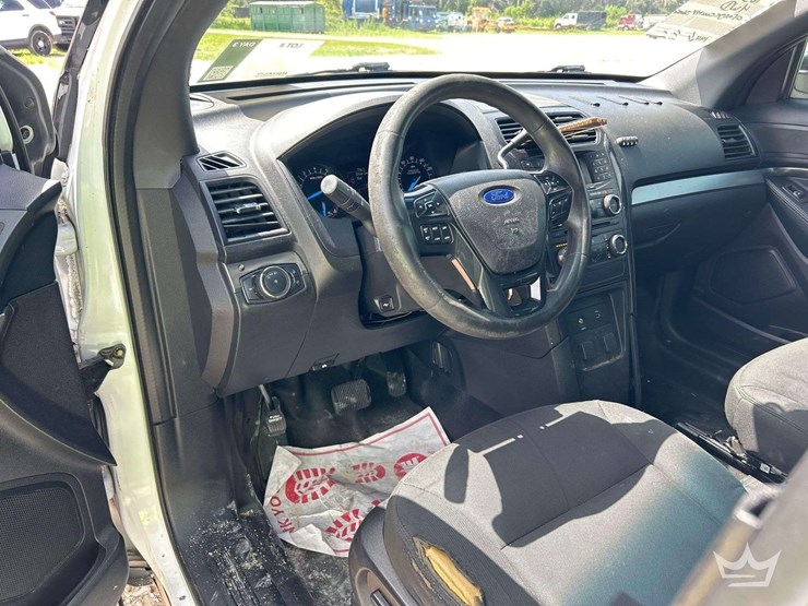 2016-ford-explorer-image-11