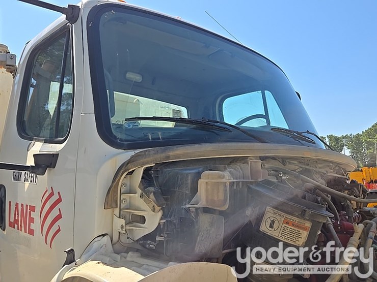 2013-freightliner-m2-106-image-30