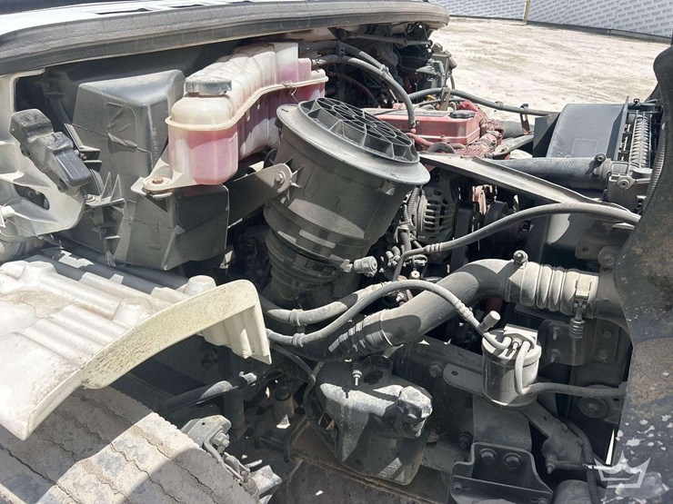 2016-freightliner-m2-106-image-8