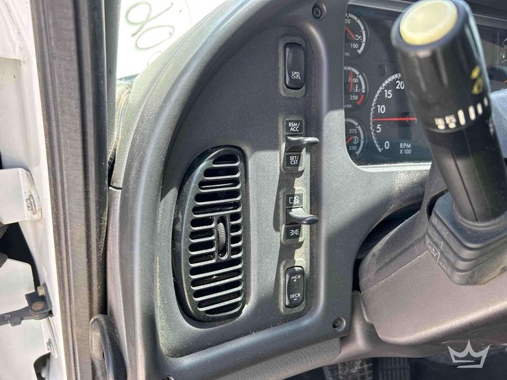 2018-freightliner-m2-106-image-8