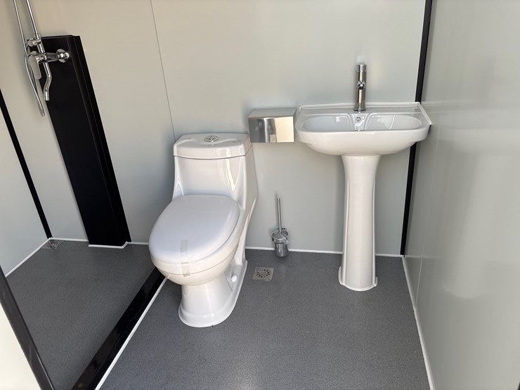 #1301-•-portable-restroom-image-5