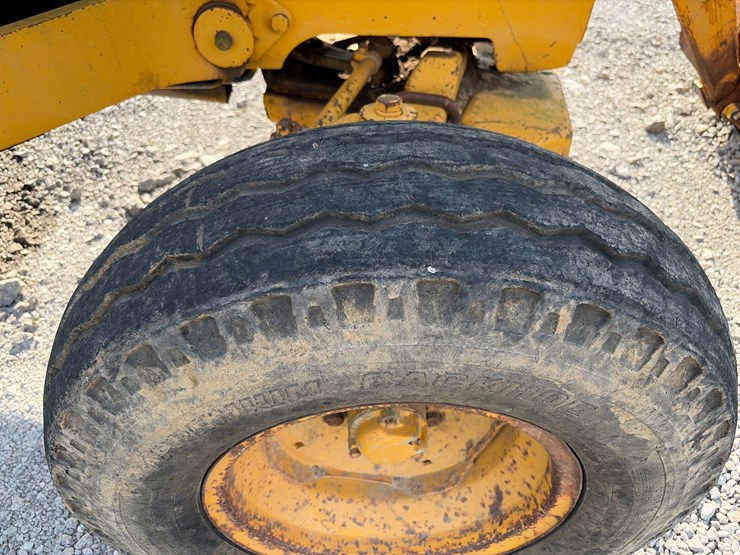 john-deere-302-image-11