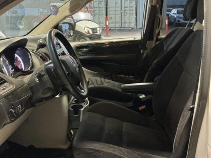 2014-dodge-grand-caravan-image-25