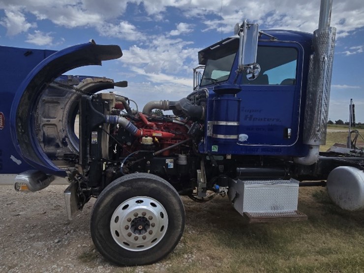 2015-peterbilt-389-image-3