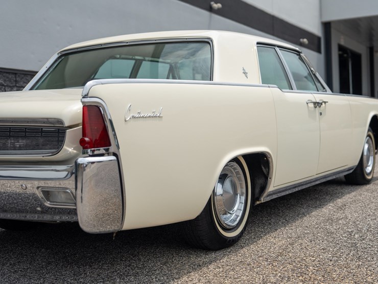 #111-•-1962-lincoln-continental-sedan-image-33