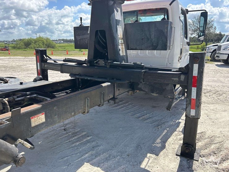 2017-freightliner-m2-106-image-35