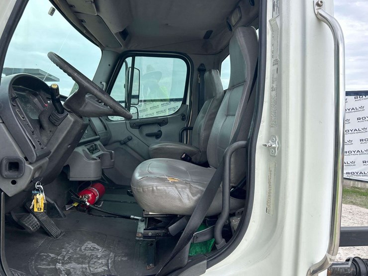 2006-freightliner-m2-106-image-13