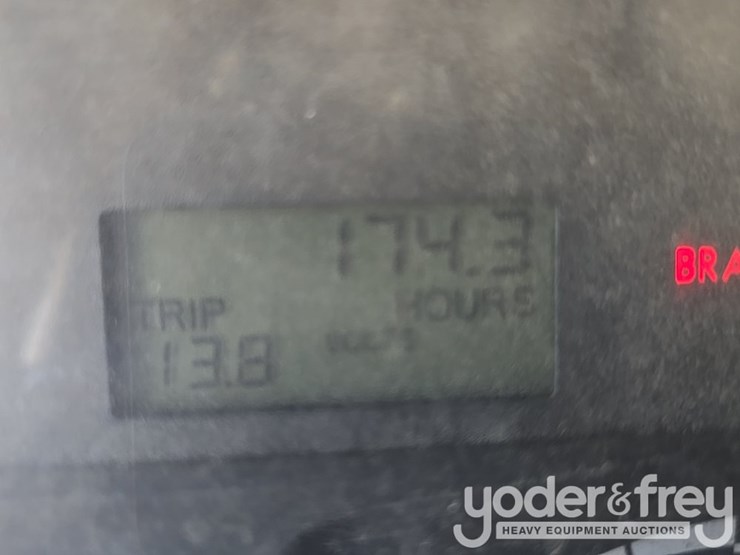 2013-freightliner-m2-106-image-44