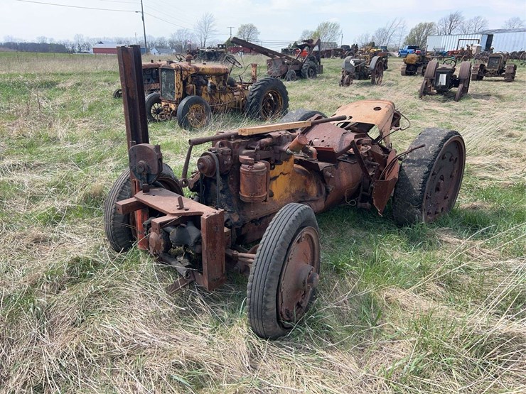 allis-chalmers-u-industrial-parts-tractor-image-1