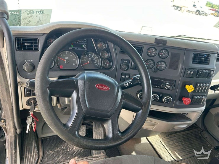 2019-peterbilt-579-image-11
