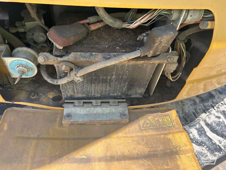 2015-caterpillar-304e2-mini-excavator-image-13