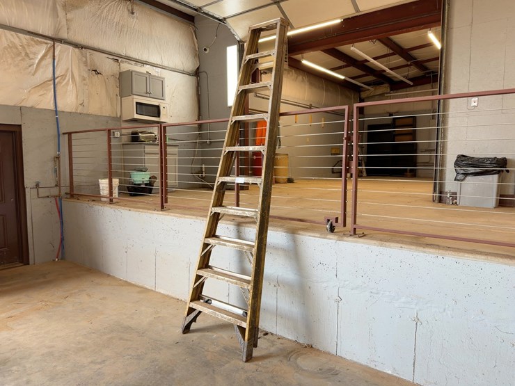 werner-10'-fiberglass-stepladder-image-2