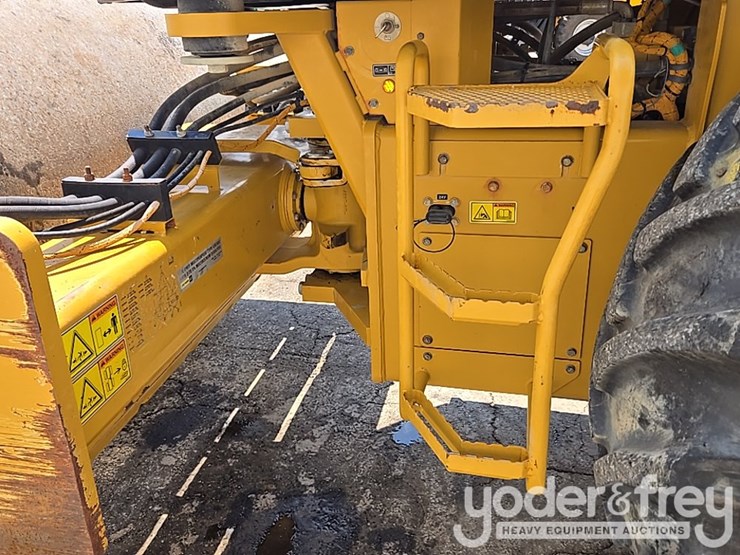 2020-caterpillar-cs56b-image-16