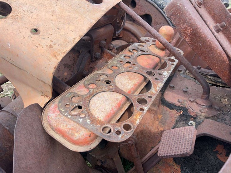 allis-chalmers-u-industrial-parts-tractor-image-22