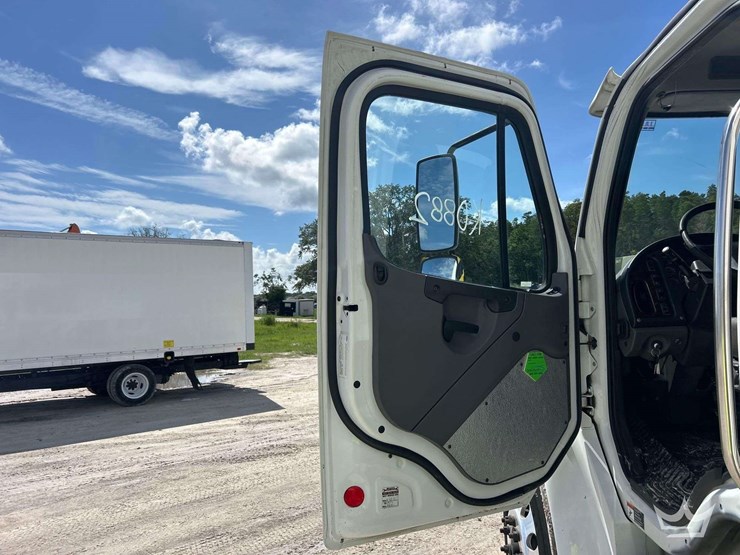 2016-freightliner-m2-106-image-11
