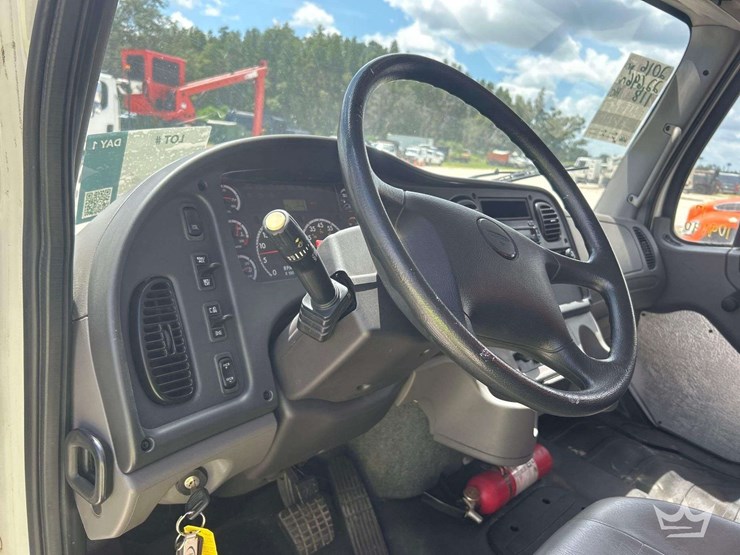 2016-freightliner-m2-106-image-9