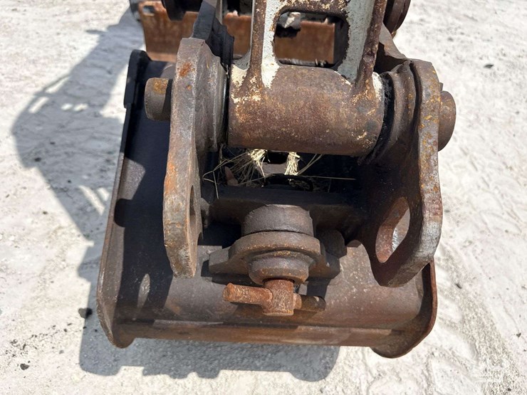 2022-takeuchi-tb225-image-9