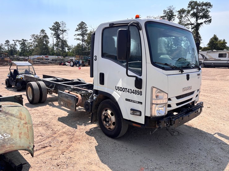 2016-isuzu-npr-image-2
