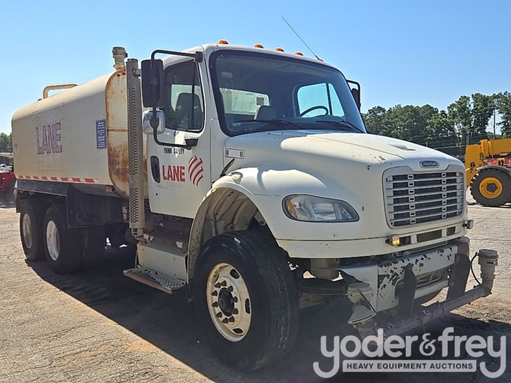 2013-freightliner-m2-106-image-6