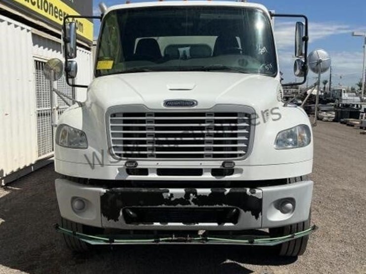 2019-freightliner-m2-106-image-3