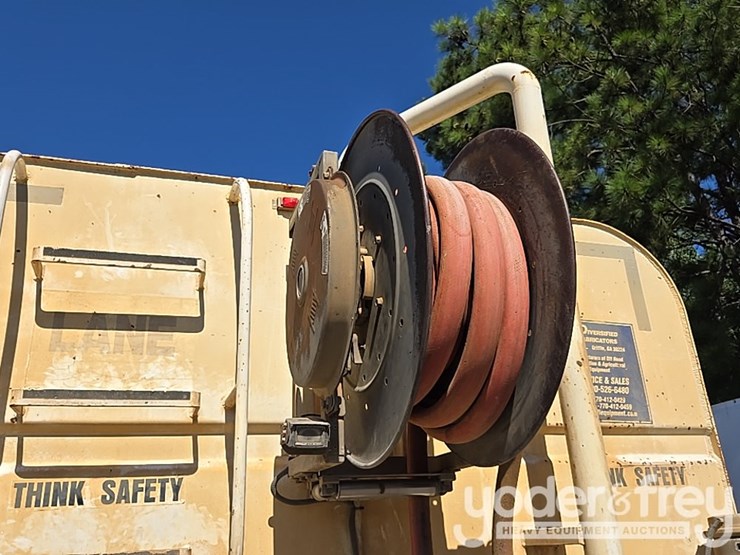 2013-freightliner-m2-106-image-20
