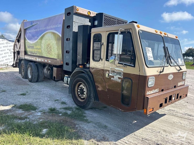 2012-crane-carrier-co.-low-entry-t/a-loadmaster-rear-loader-garbage-truck-image-2